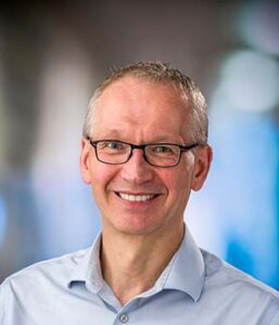 Formal headshot of faculty member Hans-Peter Kiem.