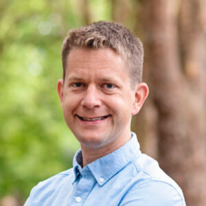 Formal headshot of faculty member Paul Valdmanis.