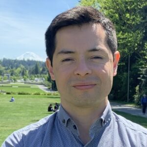 Formal headshot of faculty member Oscar Vivas.